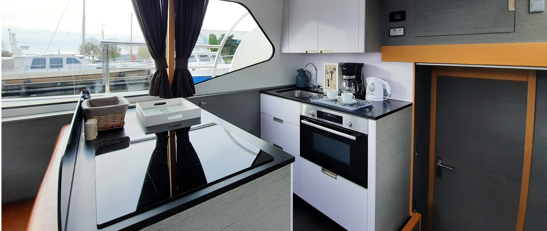 HW 1 interior - HW Yachtcharter bootverhuur Friesland