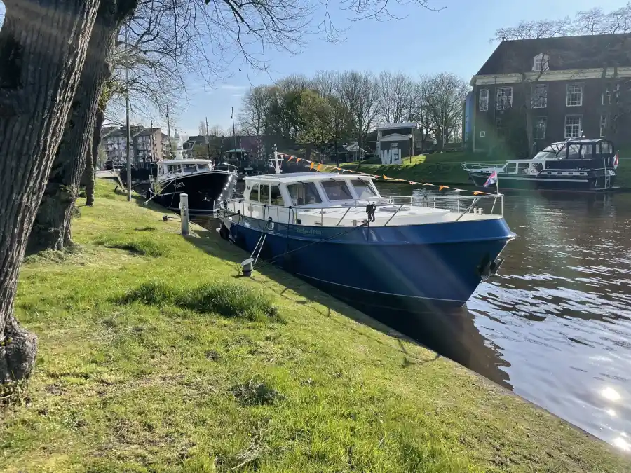 bootsverleih-grou-friesland-hw-boot-kanal-fruehling