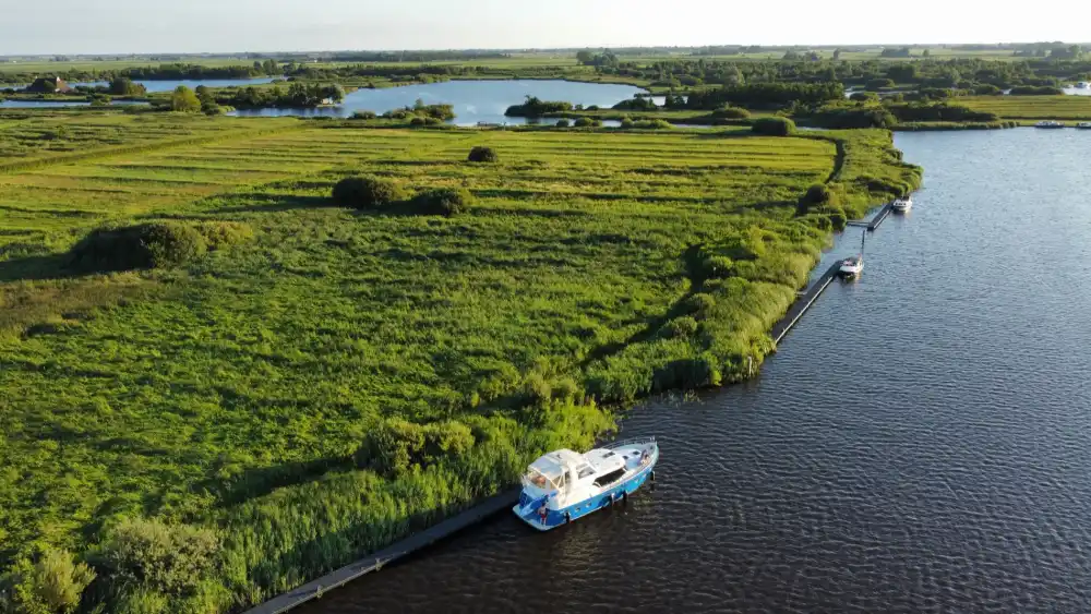 motorjacht-mieten-friesland-hw-boot-drohne-ufer-polder