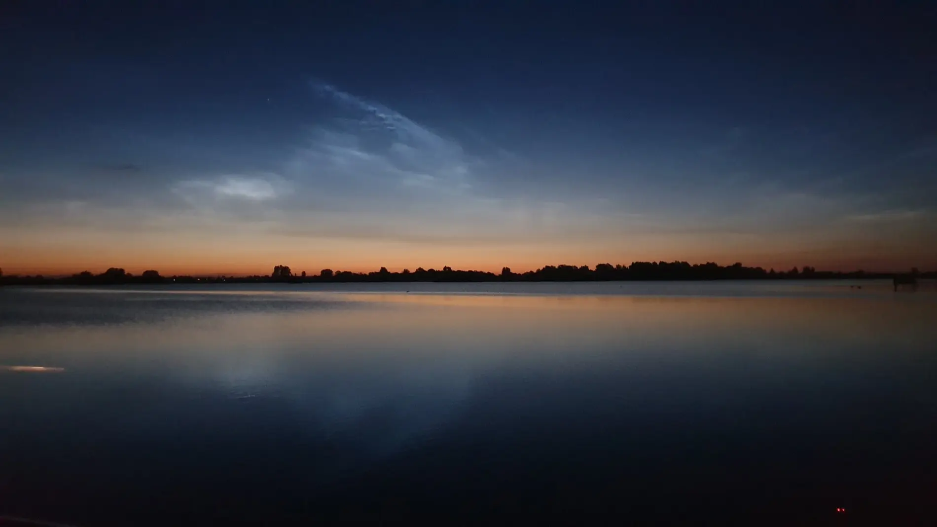 urlaub-auf-dem-wasser-friesland-leuchtende-nachtwolken-see