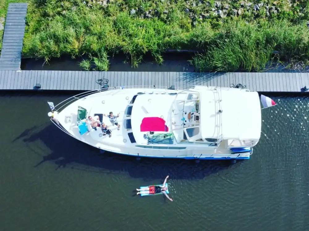 wassersport-friesland-hw-boot-drohne-schwimmen-de.webp