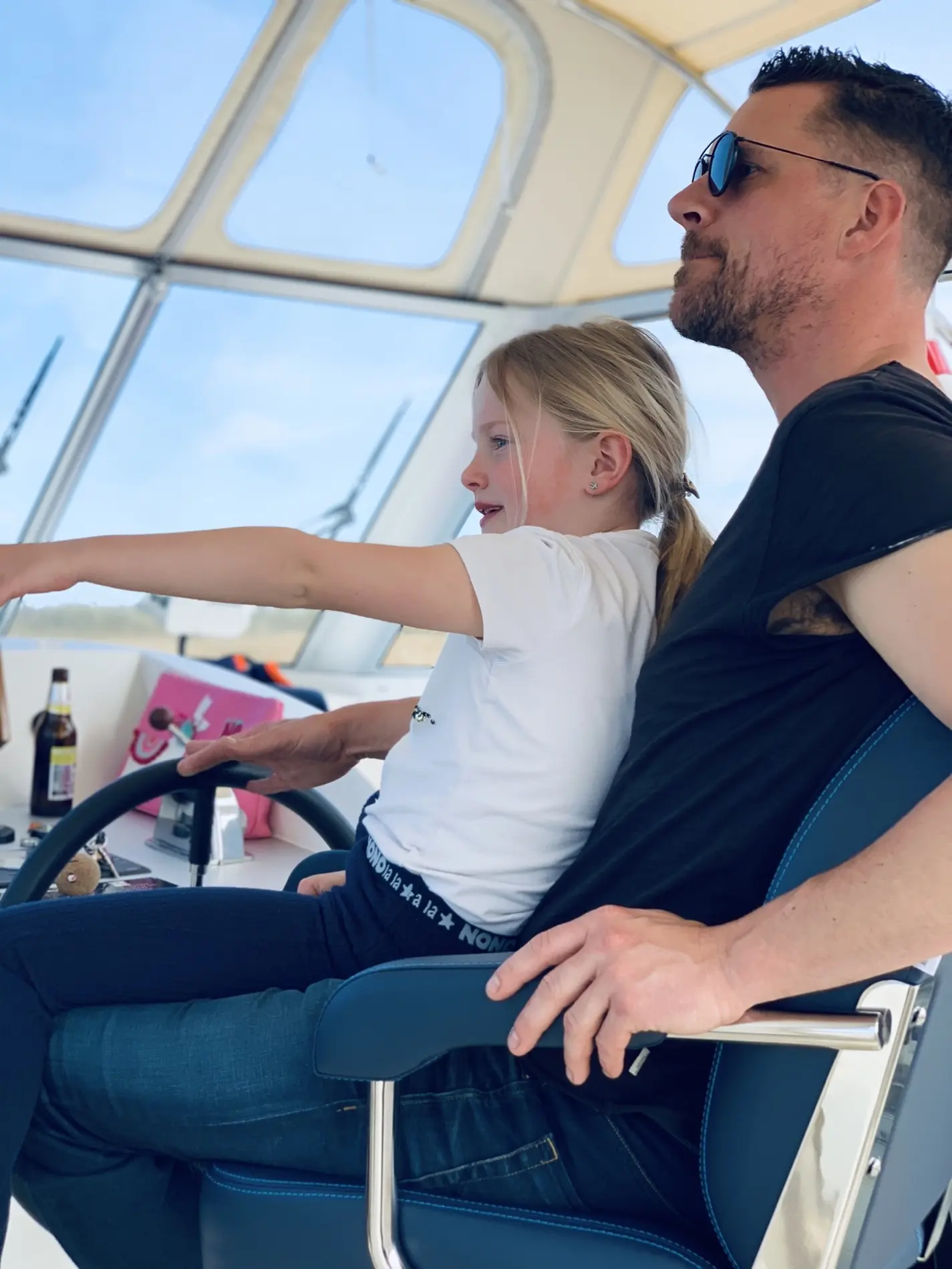 wassersport-friesland-kind-steuern-boot-vater