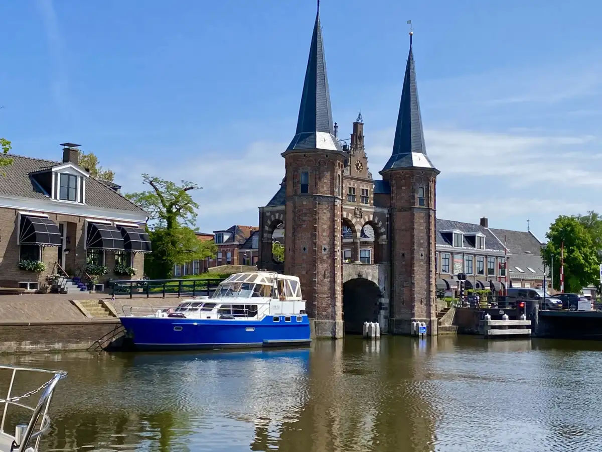 Waterpoort in Sneek mit Motoryacht in Friesland